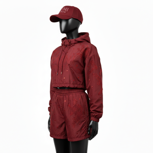 Ensemble court coupe-vent en polyester léger pour femmes, tissu doux au toucher avec logo en strass thermocollé, ensemble court coupe-vent grande taille - Product Image 4