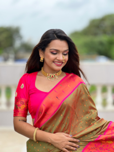 Sari de Seda de Diseño con Tejido Zari y Diseño Meenakari para Ocasiones Festivas - Product Image 2