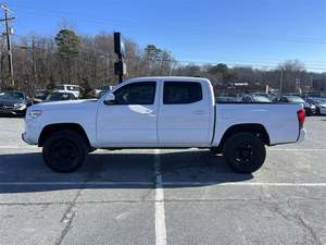 Toyota Tacoma 2020 blanche / Disponible à la vente avec faible kilométrage, moteur essence, véhicule d'occasion en excellent état et sans accident - Ventes flash - Conduite à gauche - Product Image 4