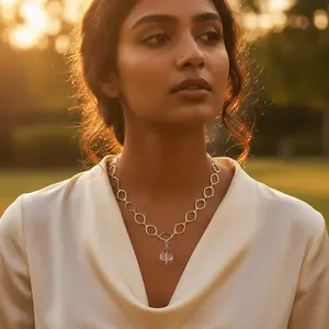 Collar de Cadena Hexagonal Plateada para Mujer con Colgante de Cristal, Elegante Accesorio de Joyería - Product Image 1