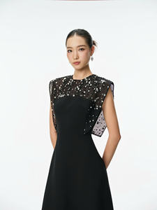 ชุดเดรสสีดำทรงมิดิ ดีไซน์หรูหรา ตกแต่งผ้าตาข่ายลายดอกไม้และคริสตัลที่ไหล่ ผลิตจากผ้าฝ้ายผสมโพลีเอสเตอร์และสแปนเด็กซ์ คุณภาพพรีเมียม รับผลิตแบบ OEM/ODM - Product Image 4