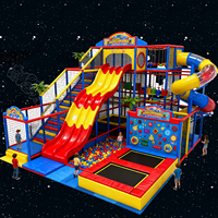 Parc d'attractions intérieur amusant avec toboggans lumineux, défis de puzzle, trampolines circulaires et équitation pour enfants