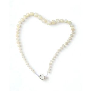 Collier gradué en nacre blanche avec fermoir en or rose - Product Image 2