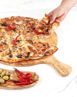 Exquise handgemaakte goudenbruine olijfhouten ecologische pizzabord - ArtisRaw merk, authentiek Tunesisch vakmanschap
