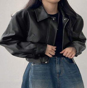 Chaqueta de cuero negro desgastada con un aspecto auténtico, combinada con una camiseta sin mangas sencilla, a precios de mayoreo. - Product Image 2