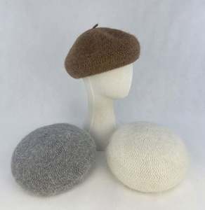 Chapeaux Bob en Laine Tricotés Personnalisés pour Femmes – Modèles Peintre Tendance et Colorés - Product Image 3