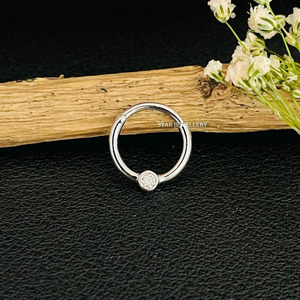 Lunette en or massif 14 carats avec diamants naturels Daith Piercing Fine Jewelry. - Product Image 4