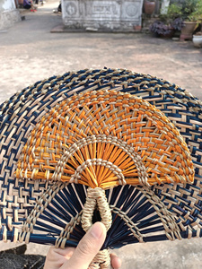 พัดลมมือหญ้าทะเลทำด้วยมือพัดลมงานฝีมือธรรมชาติเพื่อการส่งออก - Product Image 2