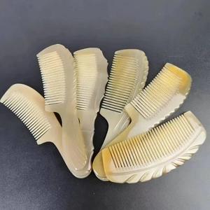 Peine de Cuerno Natural Premium Hecho a Mano con Dientes Finos y Anchos, Peine de Cuerno de Búfalo Hecho a Mano para Peinar el Cabello Disponible - Product Image 4