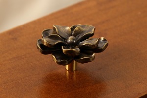Poignée en métal élégante de bouton de porte de fleur d'or de luxe pour l'utilisation de tiroir de placard et de meubles décoratifs fabriqués à la main de l'Inde - Product Image 2
