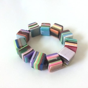 Bracelet de bijoux de mode en résine de couleur fabriquée à la main de qualité supérieure pour femmes d'Inde. - Product Image 1
