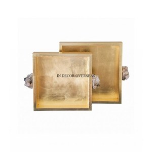 Lot de 2 plateaux carrés en métal plaqué or de qualité supérieure avec poignées design fantaisie du fabricant indien à bas prix - Product Image 1