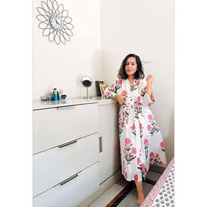 Bata de baño con estampado de bloques Dancing Poppies - Product Image 1
