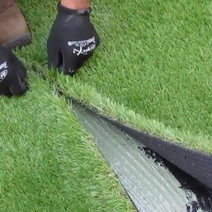 Rotolo Adesivo Erbabella 2m X 10m con Fili da 45mm e Fissaggi Inclusi per Erba Sintetica - Product Image 2