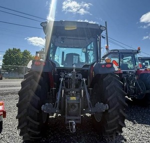 2024 Massey Ferguson 5711 Tractor músculo de gama media construido para el rendimiento - Product Image 1