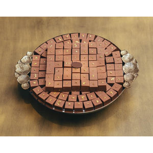 Elegante cuenco para servir dulces de chocolate de metal dorado Cuenco redondo de chocolate de metal Perfecto para regalos de lujo y eventos especiales - Product Image 2