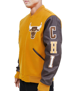 Veste universitaire en laine jaune et cuir marron pour hommes avec patch en chenille et logos brodés - Product Image 2