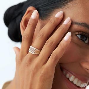 แหวนหมั้นทับทิม 1.5 กะรัต ทอง 14K ประดับด้วยดีไซน์วงแหวนแบบ Halo พร้อมทับทิมสีแดงเพลิงตรงกลาง เสริมด้วยประกายระยิบระยับ - Product Image 5