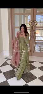 Nuevo vestido de Georgette de imitación Anarkali con estilo de volantes cosido completo con Dupatta listo para usar para fiestas - Product Image 3