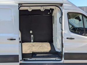 Gran Oferta: Ford Transit Cargo 250 de Techo Alto LBR RWD Usado, Año 2022 - Product Image 3