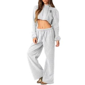 Ensemble deux pièces décontracté pour femme en polyester et élasthanne, brodé, avec sweat à capuche court et pantalon droit à taille élastique - Product Image 1