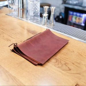 Cubierta de menú de doble pliegue de cuero A4 con soporte central elástico Carpeta de restaurante personalizada - Product Image 1