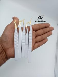 Vente en gros de pinces d'extension de cils en acier inoxydable avec logo personnalisé Conception à fort volume incurvé avec bouts pointus en fibre blanche dorée - Product Image 4