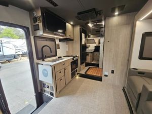 Camping-car de luxe de haute qualité entièrement équipé, avec cuisine, salle de bain, système solaire, hors réseau, pour voyages en camping-car. - Product Image 6