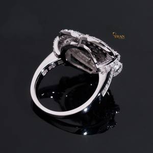 แหวนเพชรโมอิสซาไนต์ทรงหัวใจสีทองทึบ10K ที่สวยงามพร้อมฮาโลและบาแกตต์ของขวัญวันครบรอบแต่งงานสำหรับเจ้าสาว - Product Image 4