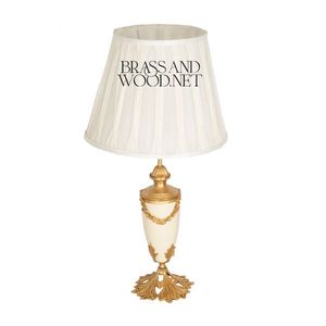 Lámpara de mesa antigua de porcelana y latón con base decorativa blanca, detalles dorados, pantalla de tela elegante y atemporal hecha a mano - Product Image 2