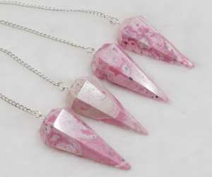Vente en gros de pendule de radiesthésie d'amour Feng Shui sculpté en rhodonite à facettes cône d'améthyste pierre précieuse Reiki artisanat en pierre semi-précieuse - Product Image 4
