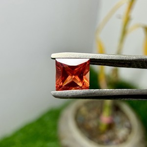 Corte princesa Padparadscha Lab Grown Sapphire 4*4 Piedra preciosa para la fabricación de joyas - Product Image 4