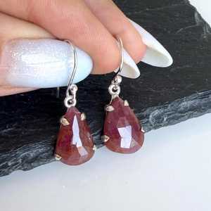 Pendientes de Plata de Ley 925 con Rubí Borgoña de Forma Libre, Pequeños y Delicados, Engastados con Puntas, Cierre de Alambre de 10 mm, Piedra de Nacimiento de Julio, Fuego Festivo - Product Image 3