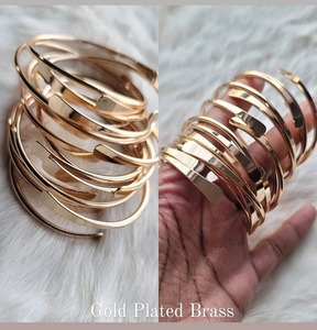 Bracelet en laiton artisanal de qualité supérieure, design moderne unique, poli, personnalisable pour femmes, prix disponible en Inde - Product Image 4