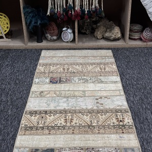 Petit tapis vintage 2,2 x 7,2 pieds, tapis turc beige patchwork - Product Image 4