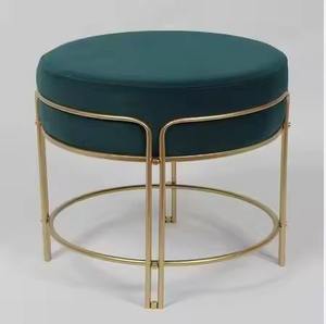 Tabouret de bar ottoman au design tendance, assise en velours gris, piétement en fer noir thermolaqué, mini tabouret au design moderne à bon prix, ottoman - Product Image 3