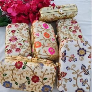 Faveur de mariage de mariée indienne sac cadeau d'embrayage en métal brodé pour Halloween saint valentin occasions de noël-Vente en gros - Product Image 1