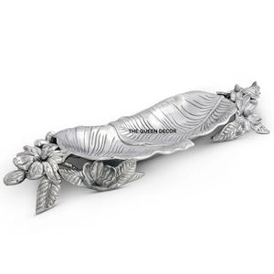 Bandeja Decorativa de Metal y Resina Hecha a Mano con Patrón Artístico Moderno para Decoración del Hogar - Product Image 3