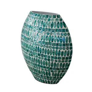 Jarrón Decorativo Moderno con Incrustaciones de Nácar en Verde Jade, Hecho a Mano en Vietnam, para Mesa de Salón - Product Image 3