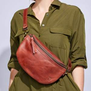 Sac bandoulière compact en cuir Norvyn - Product Image 2