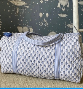Grand sac de voyage Weekender en coton, sac de sport en tissu matelassé fait à la main, sacs de nuit imprimés en blocs, sacs à main pour femmes - Product Image 4