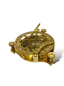 Boussole solaire trépied vintage, accessoires de décoration nautique pour bureau, instrument décoratif classique pour étagère de bureau ou de bureau d'étude, en laiton et verre - Product Image 3