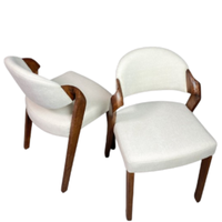Sillas de restaurante hechas de teca maciza y tela fina, adecuadas para una variedad de conceptos de diseño de interiores.