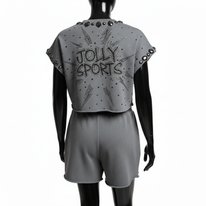 Ensemble court gris en molleton de coton et polyester de qualité supérieure pour femme, avec logo personnalisé en strass thermocollé, composé d'un crop top et d'un short 100 % coton - Product Image 2