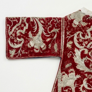 Vestimenta Litúrgica de Lujo en Terciopelo Rojo con Bordado a Mano en Hilo Plateado, Túnica para Sacerdote, Sotana para Clérigo - Product Image 5