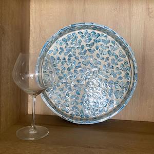 Elegante bandeja de incrustaciones de hueso de madera redonda azul y blanca Elegante exhibición de servicio hecha a mano y accesorio de decoración del hogar de la India - Product Image 6