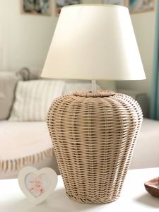 Lampe de table en rotin durable avec finition rustique naturelle parfaite pour les chambres de style bohème et les salons contemporains - Product Image 5