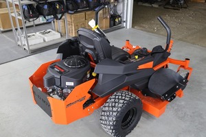 Tondeuse autoportée Bad Boy MZ Magnum 5400 à moteur essence monocylindre, plateau orange, pour jardin - Product Image 5