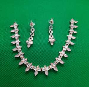 Chaînes plaquées or avec imitation de perles et motif croisé de style vintage, détails raffinés, Rendition Valley Kings Enigmatic Egypt - Product Image 4