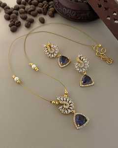 Ensemble de chaîne pendentifs simples de créateur avec pierres de style AD pour les occasions spéciales et les fêtes des femmes en laiton - Product Image 2